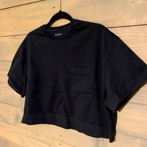 Black cropped athleta tee with pocket.
